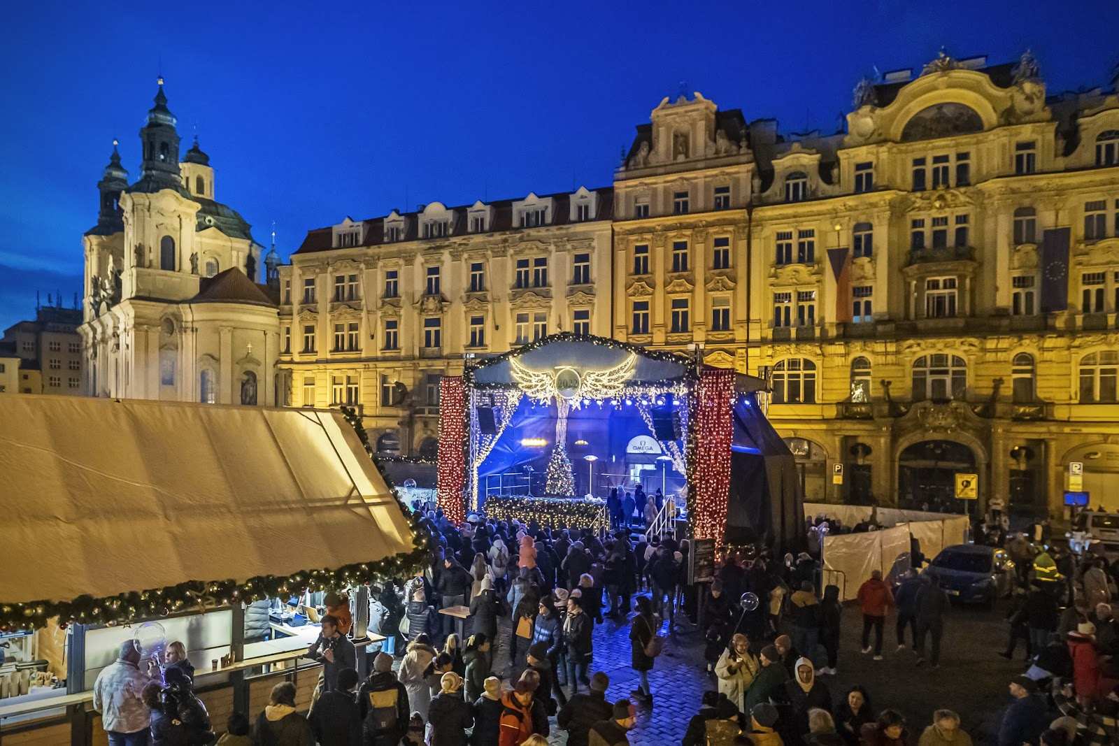 Svinīgs Ziemassvētku apgaismojums un tirdziņš pilsētas laukumā naktī